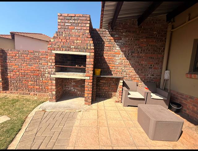 3 BEDROOM TOWNHOUSE FOR SALE IN WATERVAL EAST